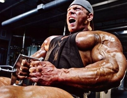 Горизонтальна тяга в блоковому тренажері на спину