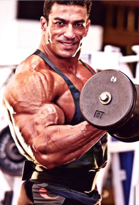 Підйом гантелей на біцепс стоячи