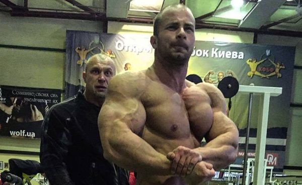 Бодібілдер-юніор Святослав Федорич показав як тренує дельти та руки