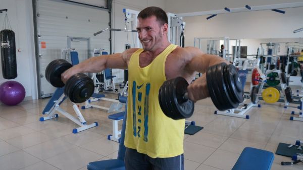 Тренування плечей при грижі хребта: 3 поради атлета Олександра Костенка