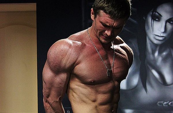 Бодібілдер Ярослав Сніжко показав як тренує м’язи грудей